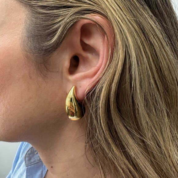 14K Gold Plated Sculpted Teardrop Earrings - Made in Italy - Picture 2 of 6